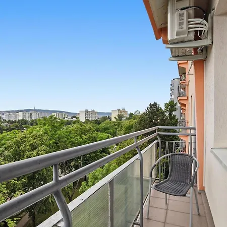Stylish With Balcony & Ac In Ruzinov *